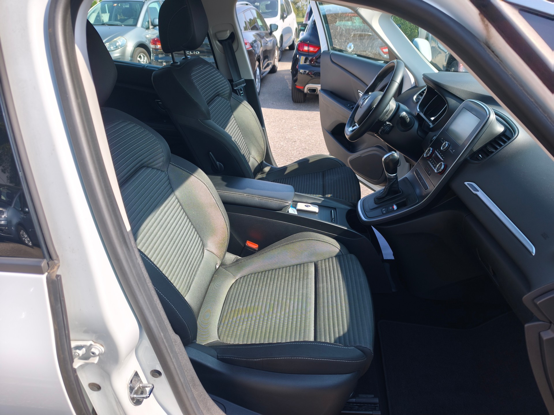 RENAULT GRAND SCENIC-image-15