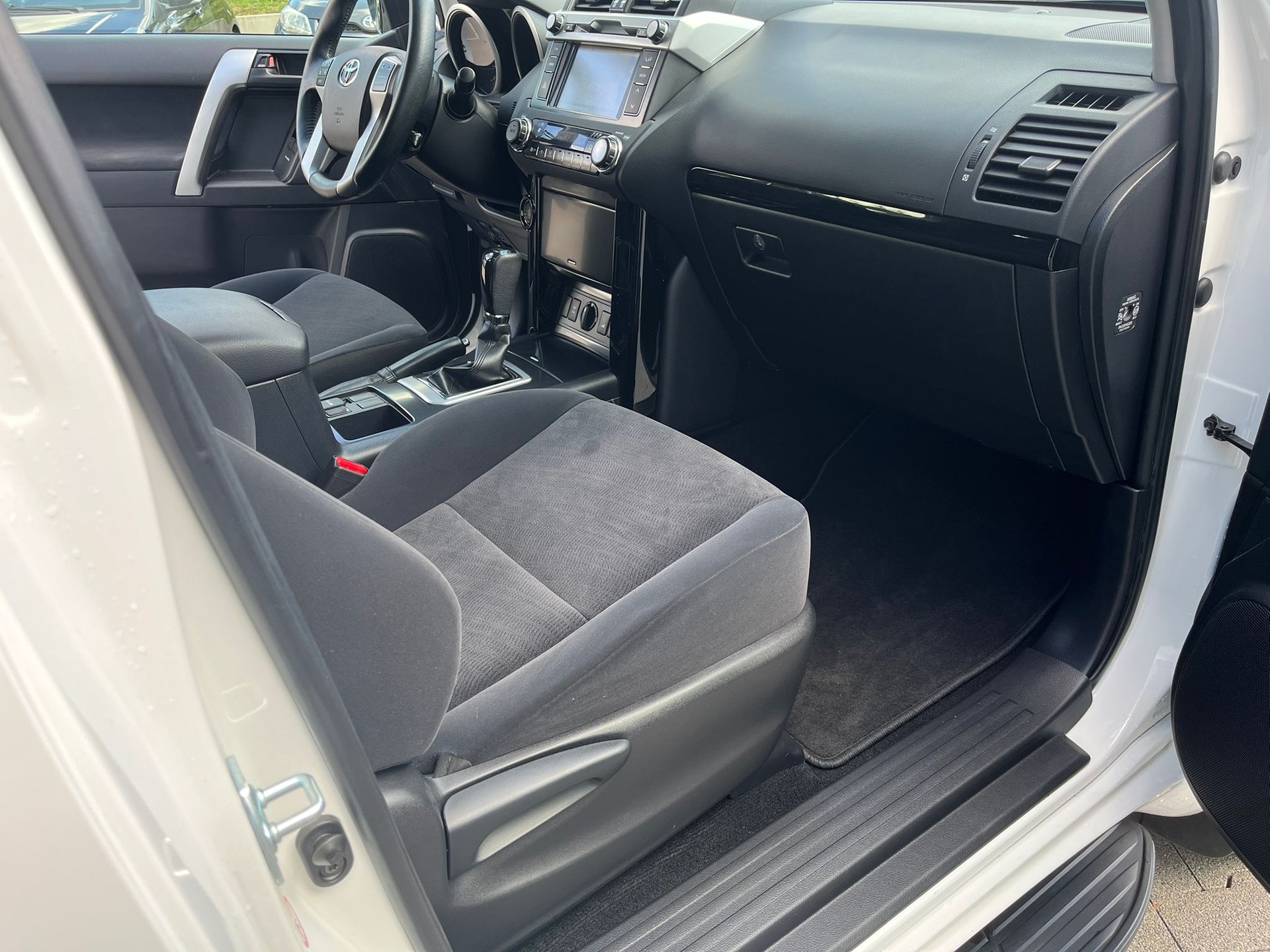 TOYOTA Land Cruiser 2.8TD Luna Automatic-image-10
