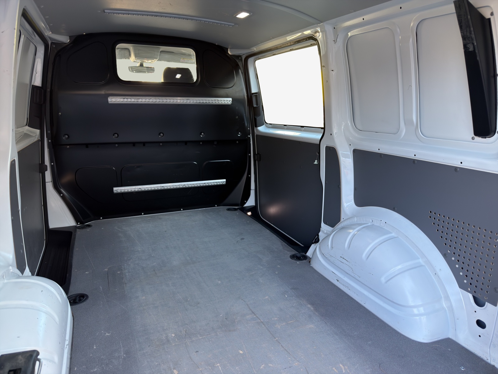 VW T6.1 2.0 TDI-image-13