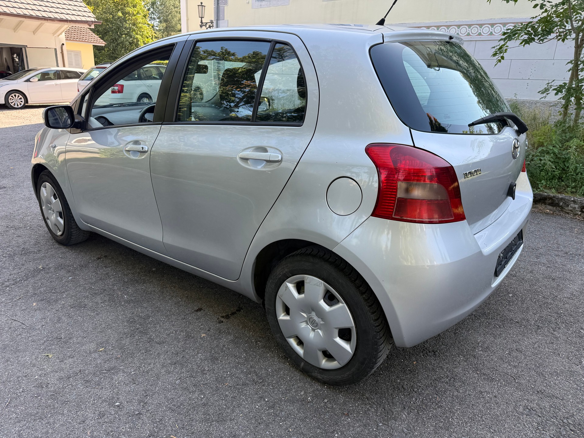 TOYOTA Yaris 1.3 Linea Luna-image-3