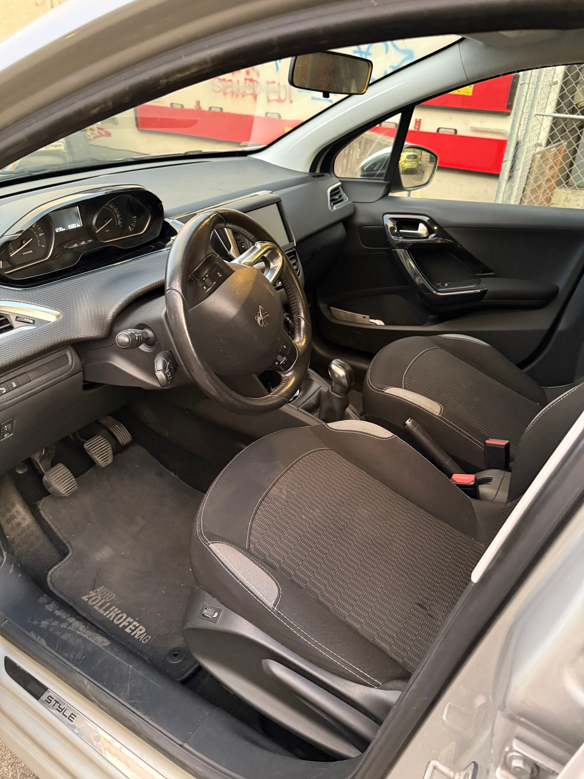 PEUGEOT 1.2 PureTech Style-image-3