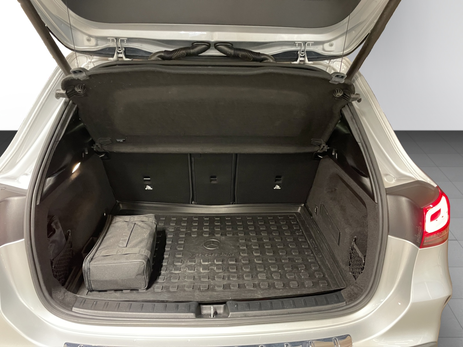MERCEDES-BENZ GLA 250e AMG Line 8G-DCT-image-5