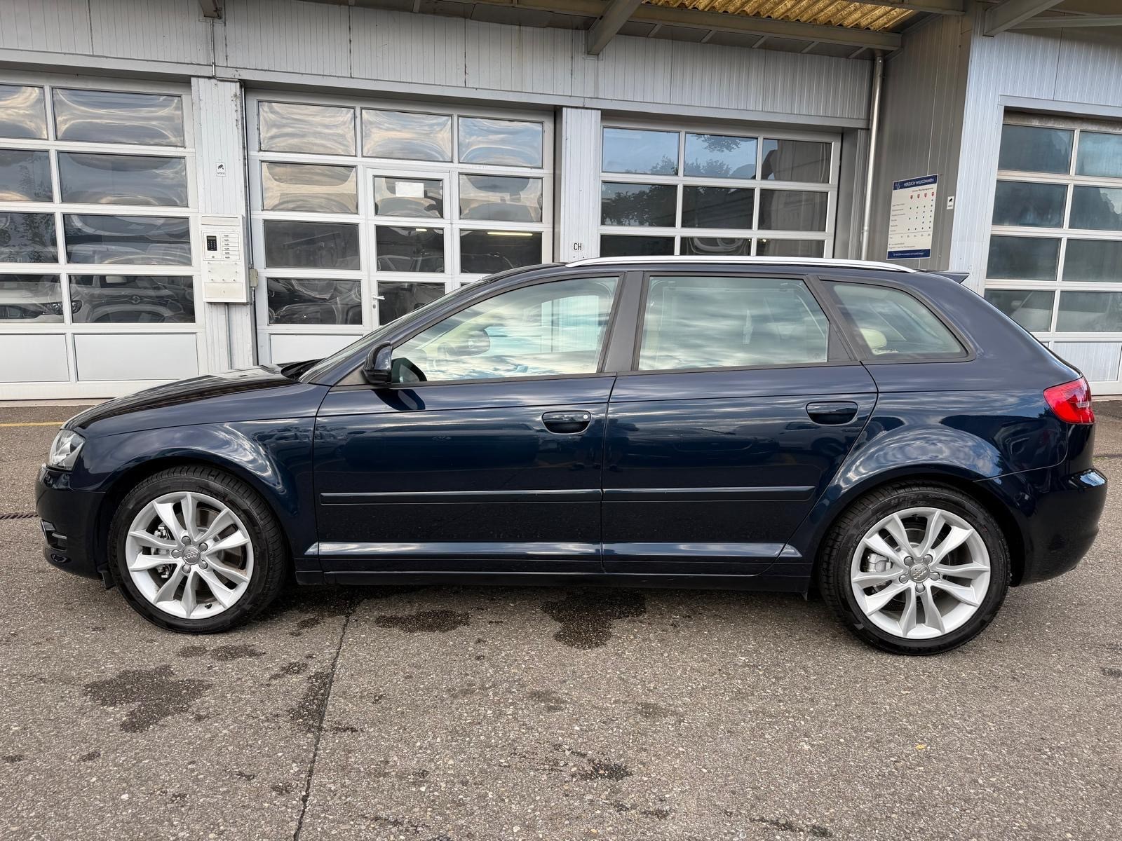 AUDI A3 Sportback 1.8 TFSI Ambiente quattro-image-8