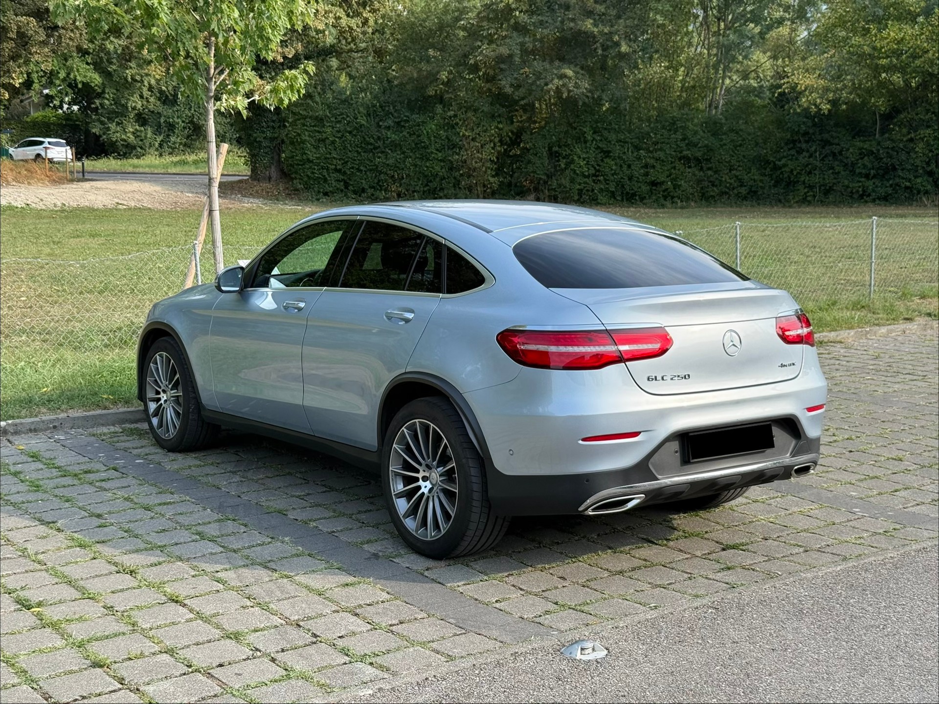 MERCEDES-BENZ GLC 250 AMG Line 4m-image-3