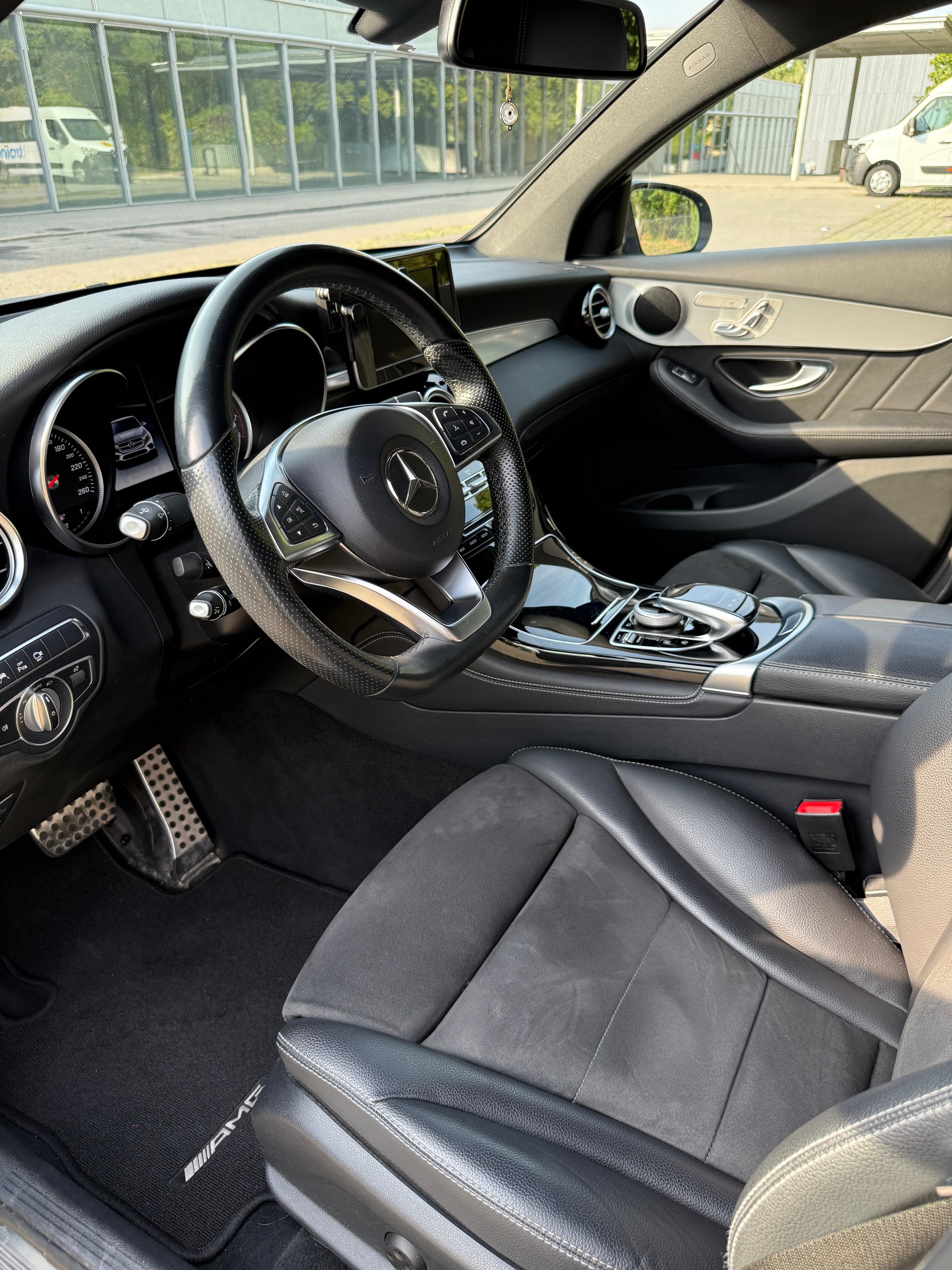 MERCEDES-BENZ GLC 250 AMG Line 4m-image-6