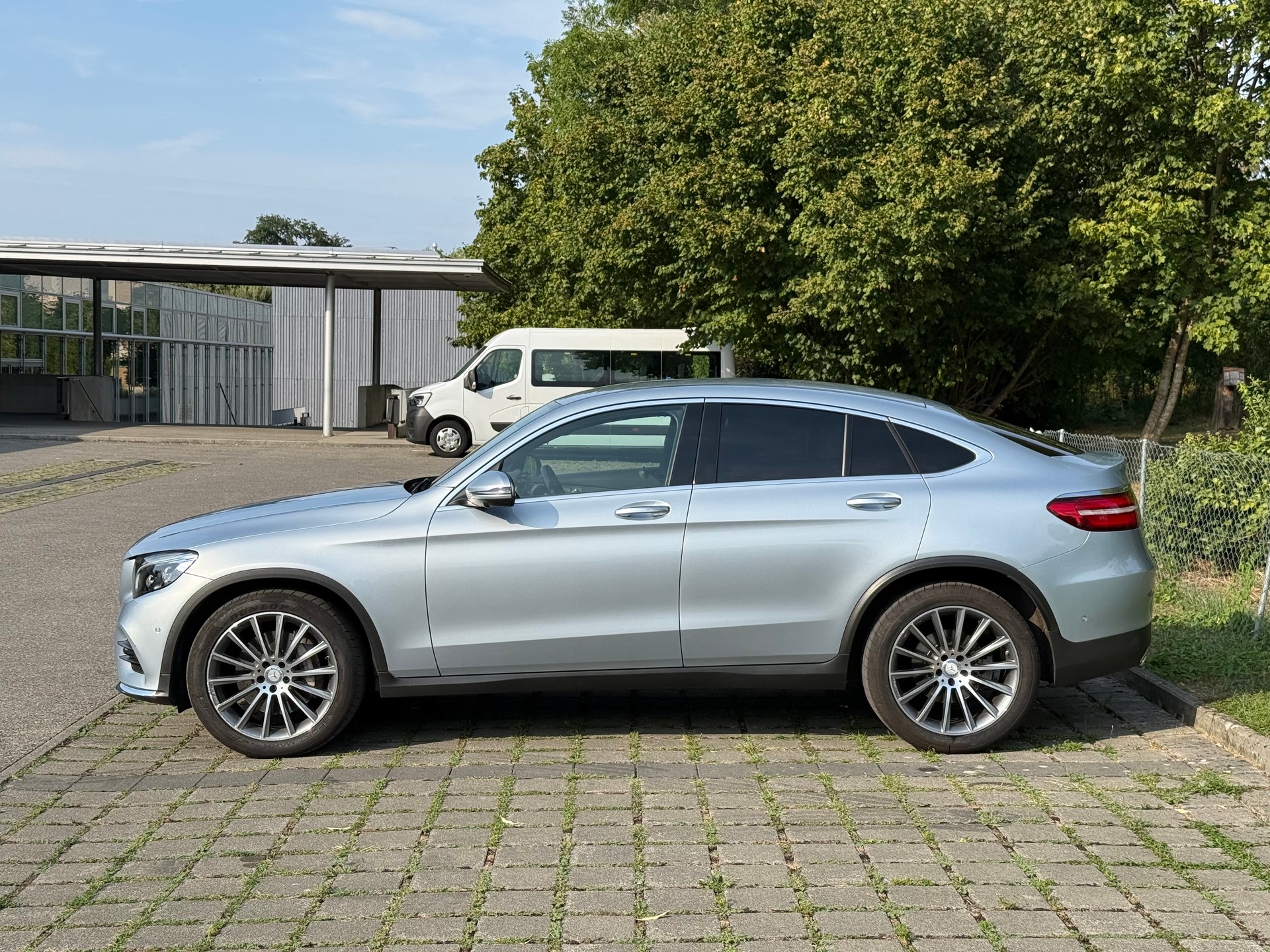 MERCEDES-BENZ GLC 250 AMG Line 4m-image-2