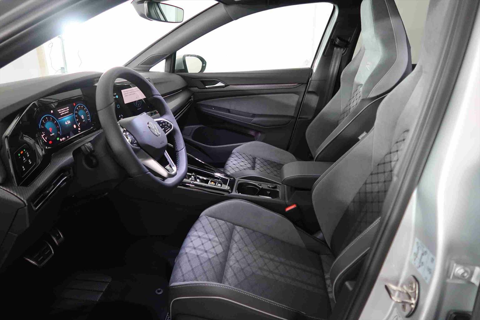VW Golf 8 1.5 eTSI mHEV R-Line DSG-image-5