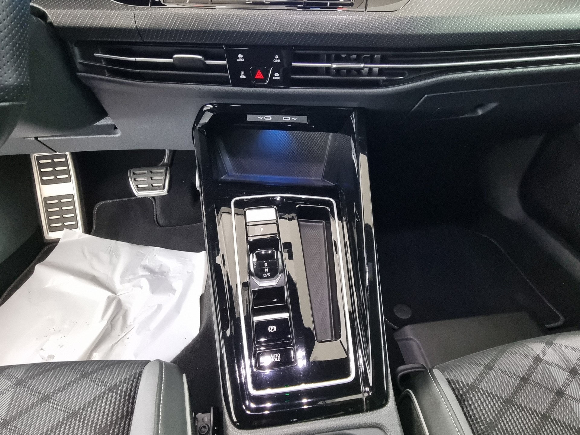VW Golf 8 1.5 eTSI mHEV R-Line DSG-image-9