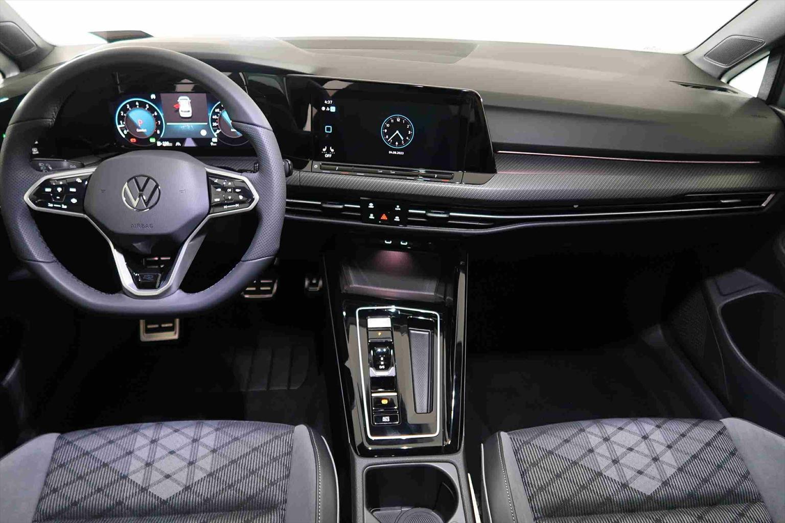 VW Golf 8 1.5 eTSI mHEV R-Line DSG-image-4