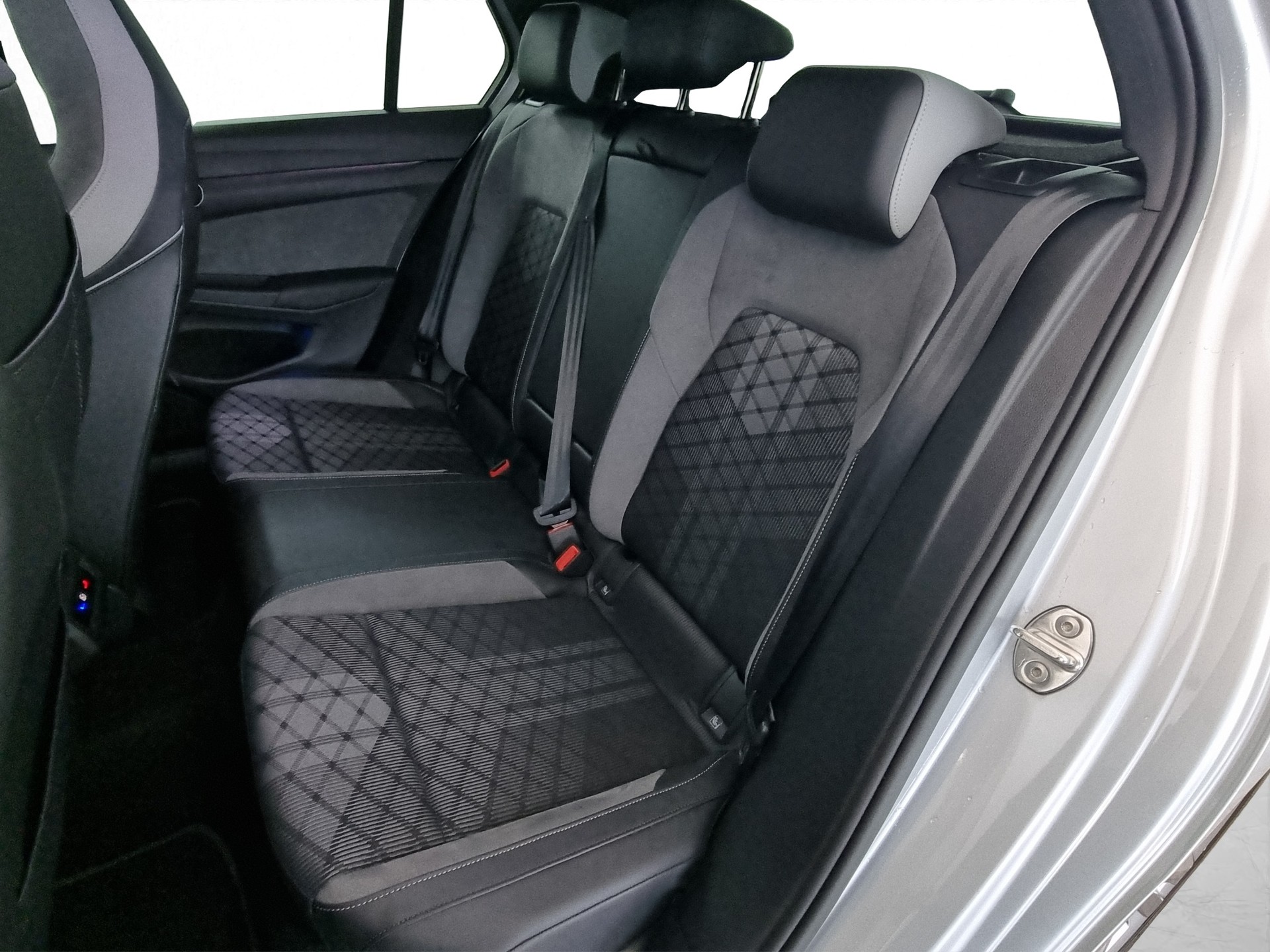VW Golf 8 1.5 eTSI mHEV R-Line DSG-image-6