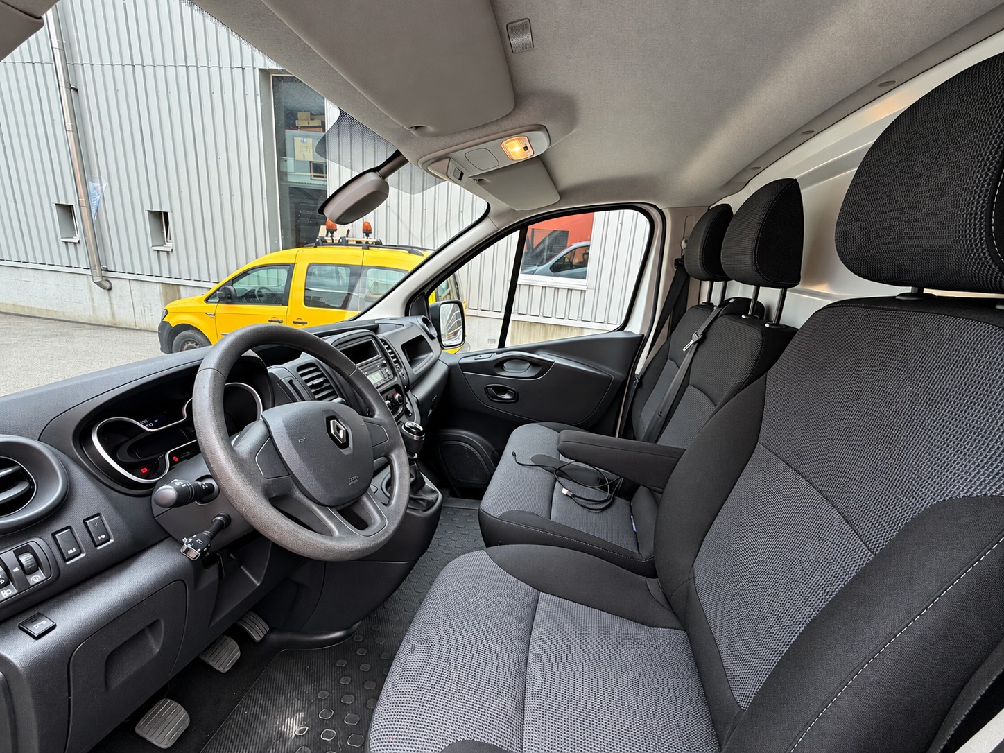 RENAULT Trafic 2.0 dCi 120 3.0t Business L2H1-image-3