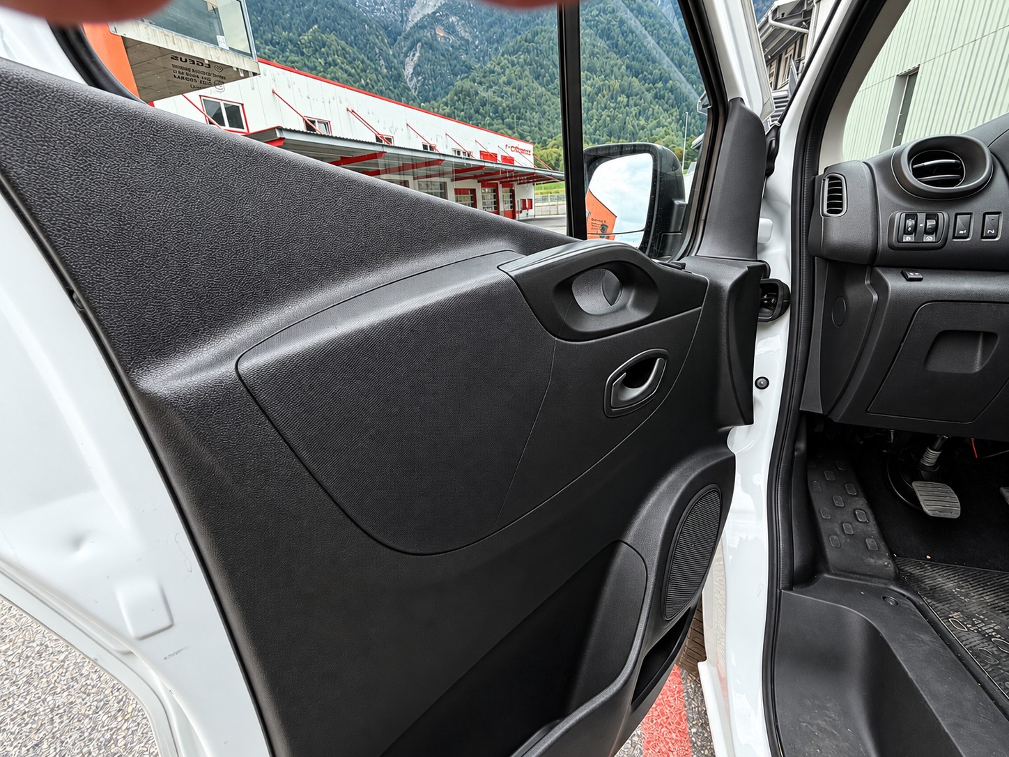 RENAULT Trafic 2.0 dCi 120 3.0t Business L2H1-image-4