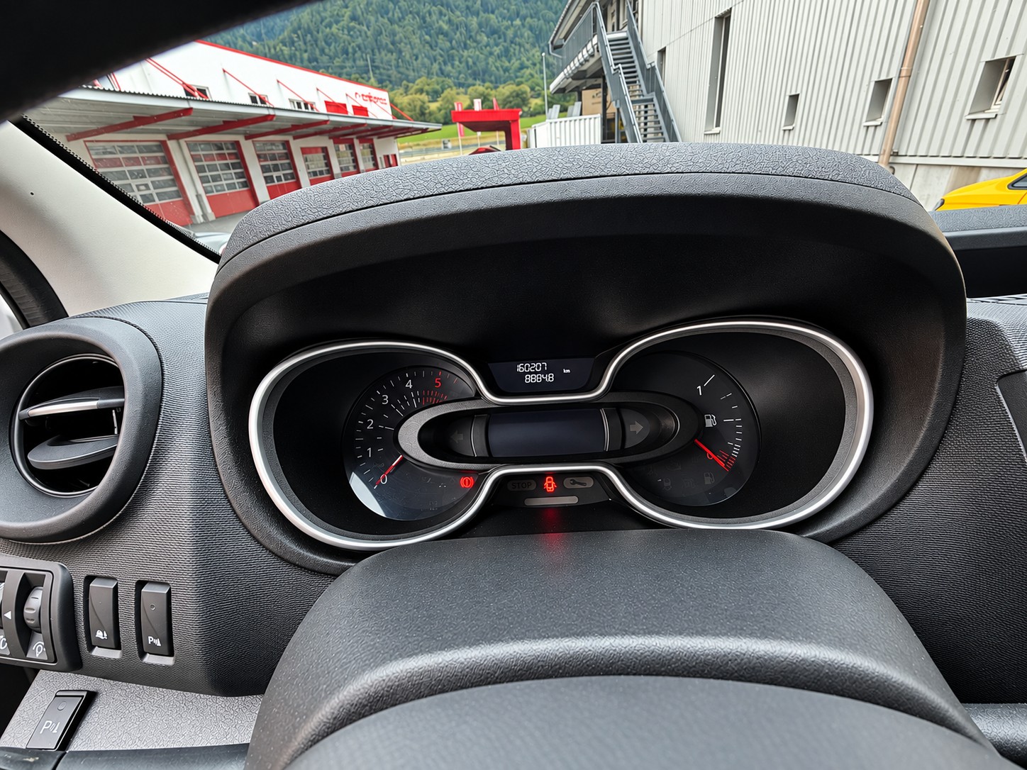 RENAULT Trafic 2.0 dCi 120 3.0t Business L2H1-image-5