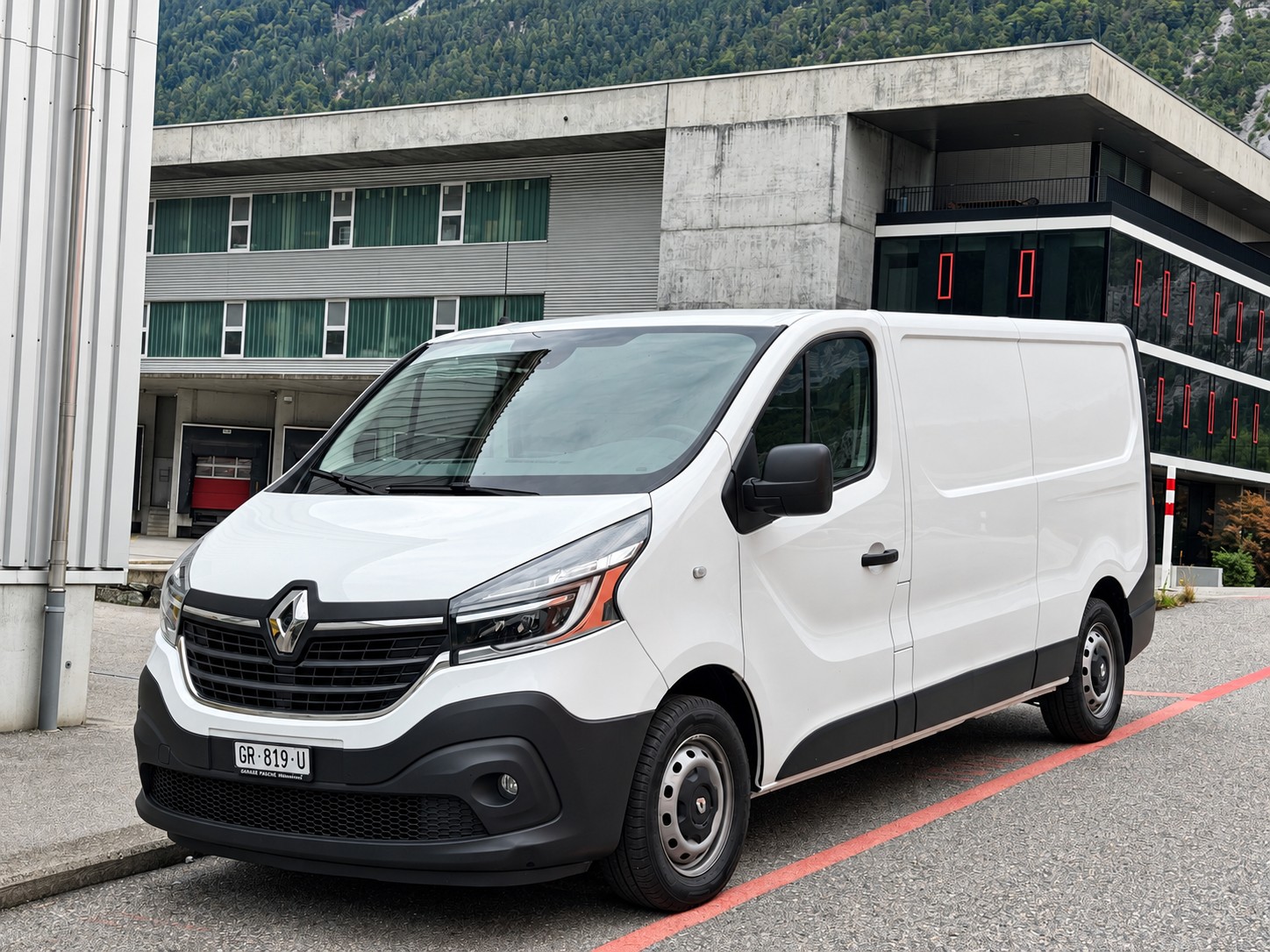 RENAULT Trafic 2.0 dCi 120 3.0t Business L2H1-image-0