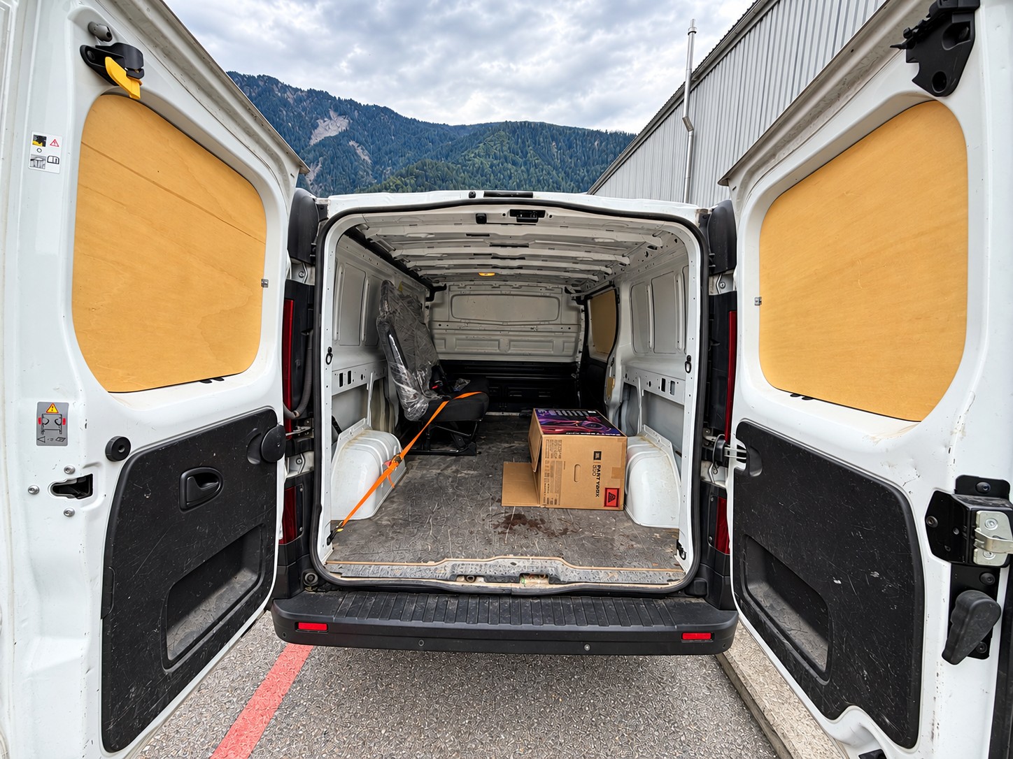 RENAULT Trafic 2.0 dCi 120 3.0t Business L2H1-image-8