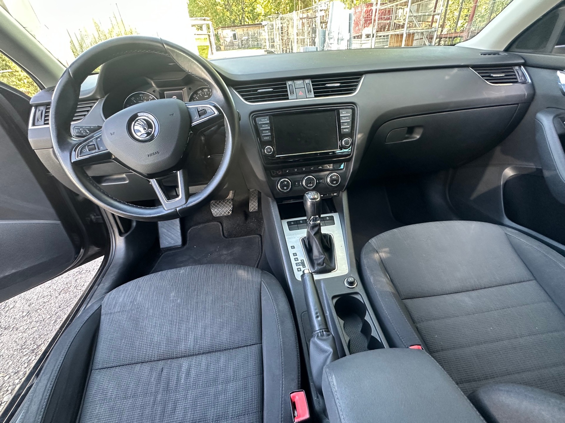 SKODA Octavia Combi 1.8 TSI Elegance 4x4 DSG-image-8