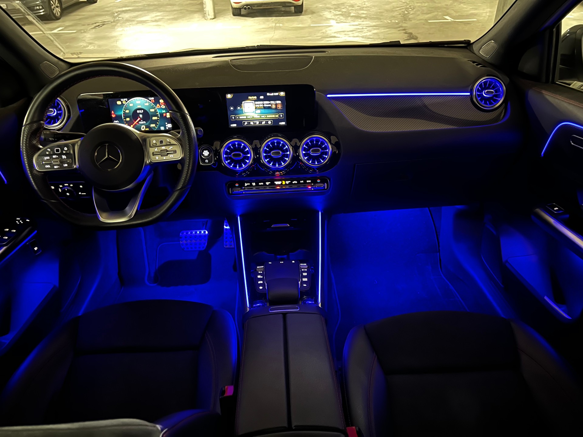 MERCEDES-BENZ GLA 200 AMG Line-image-4