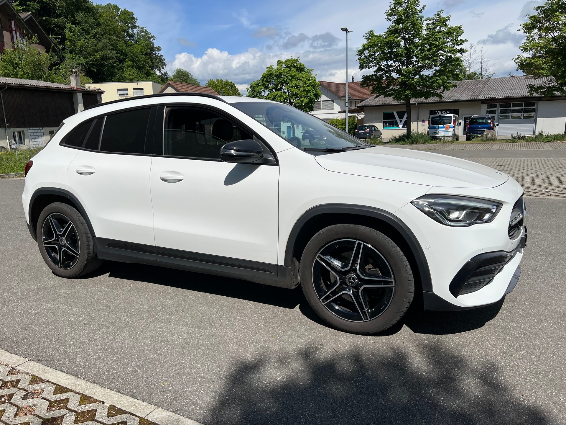 MERCEDES-BENZ GLA 200 AMG Line-image-1
