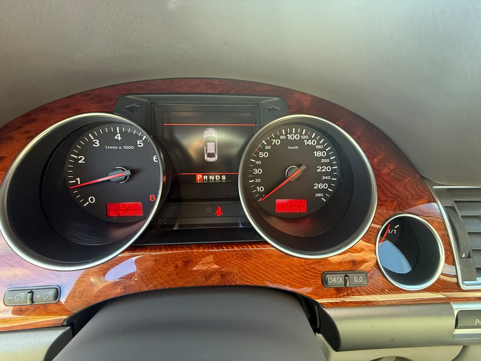 AUDI A8-image-9