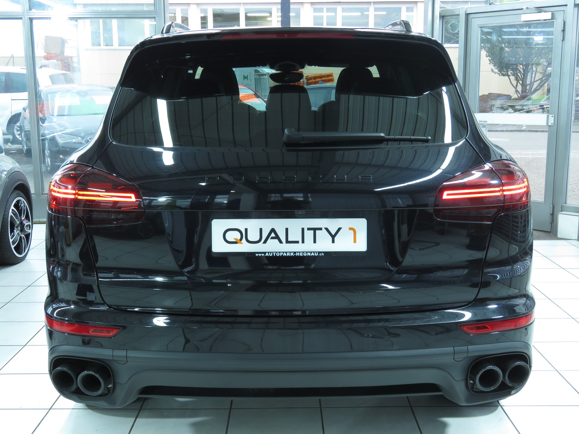 PORSCHE Cayenne S E-Hybrid-image-4