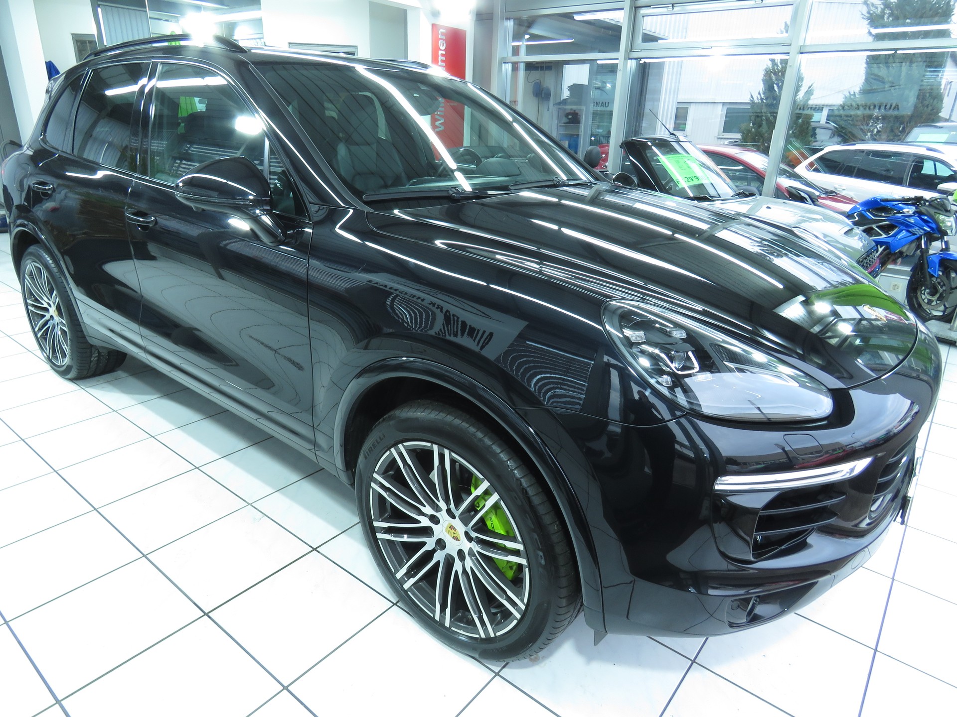 PORSCHE Cayenne S E-Hybrid-image-2