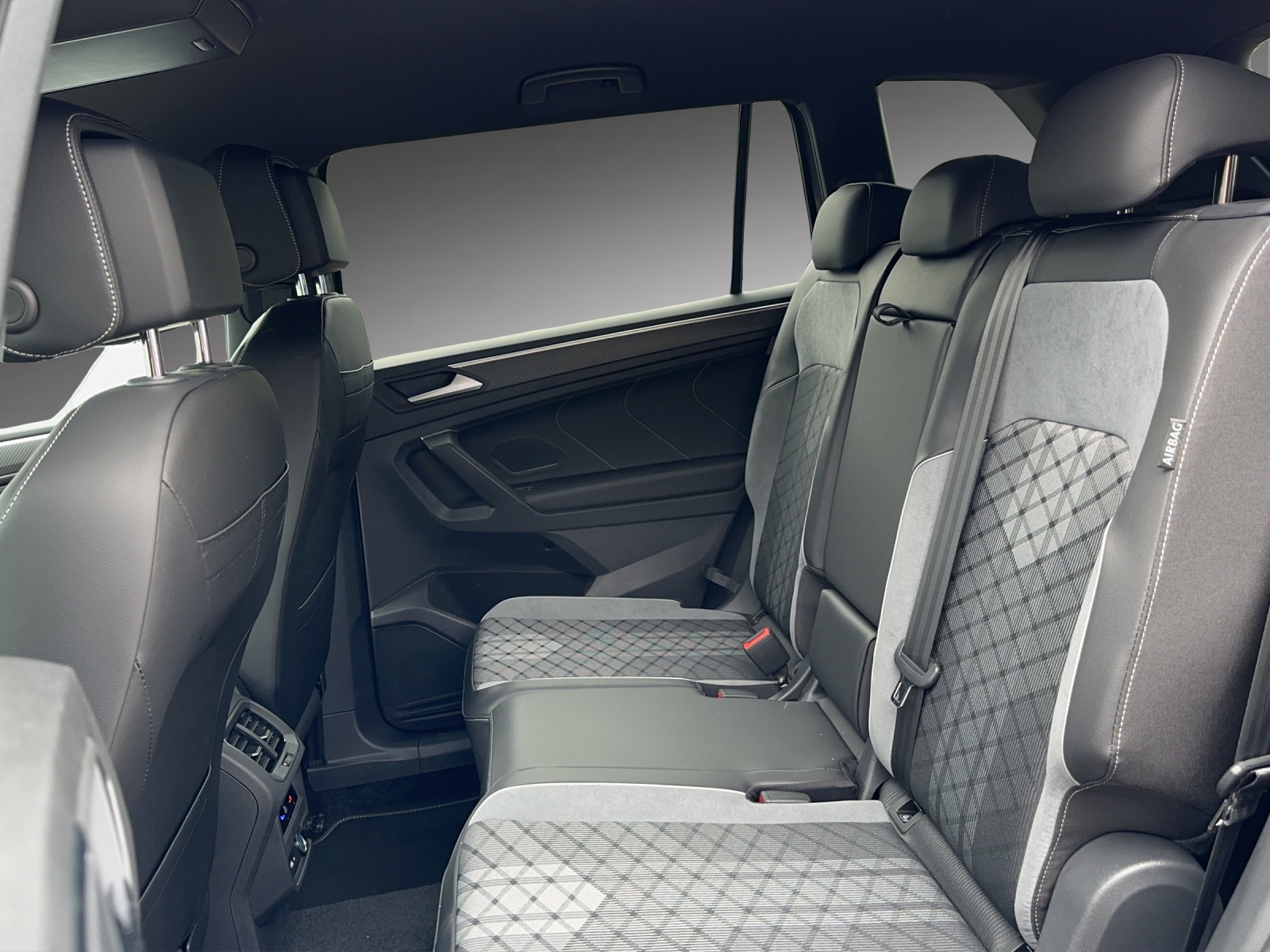 VW Tiguan Allspace 2.0TSI R-Line 4Motion DSG-image-4