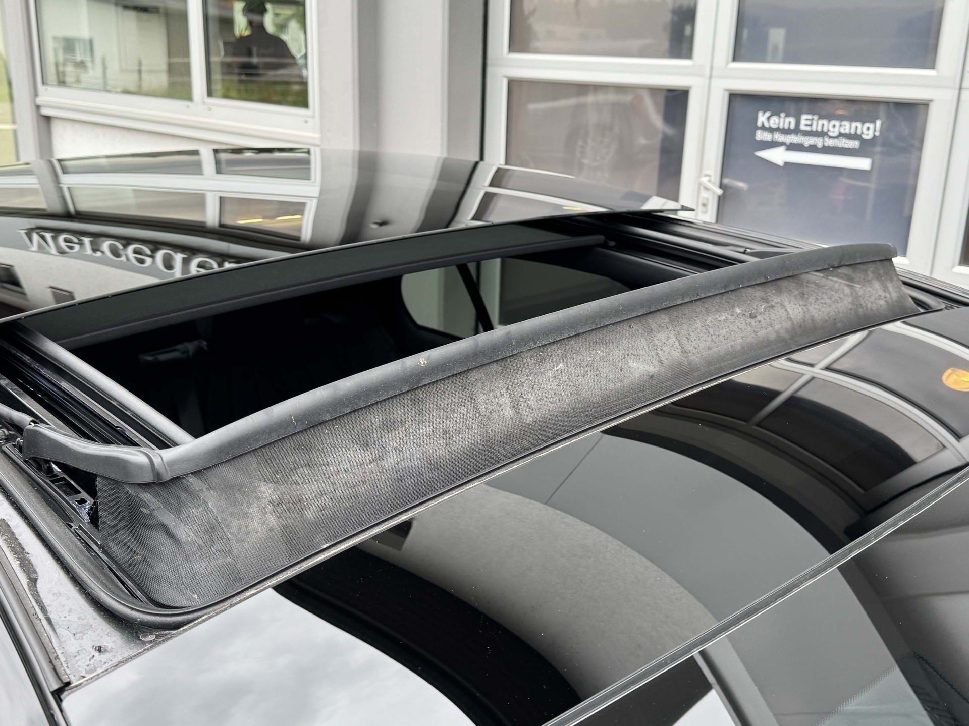 MERCEDES-BENZ E 200 AMG-Line 4Matic-image-12