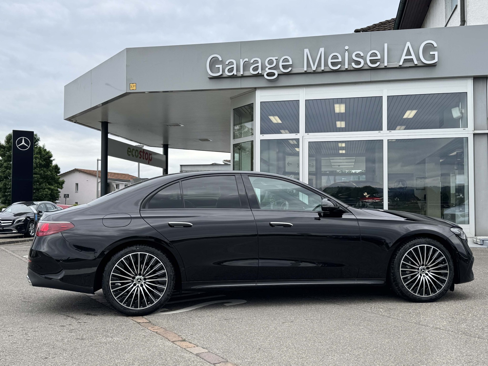 MERCEDES-BENZ E 200 AMG-Line 4Matic-image-4