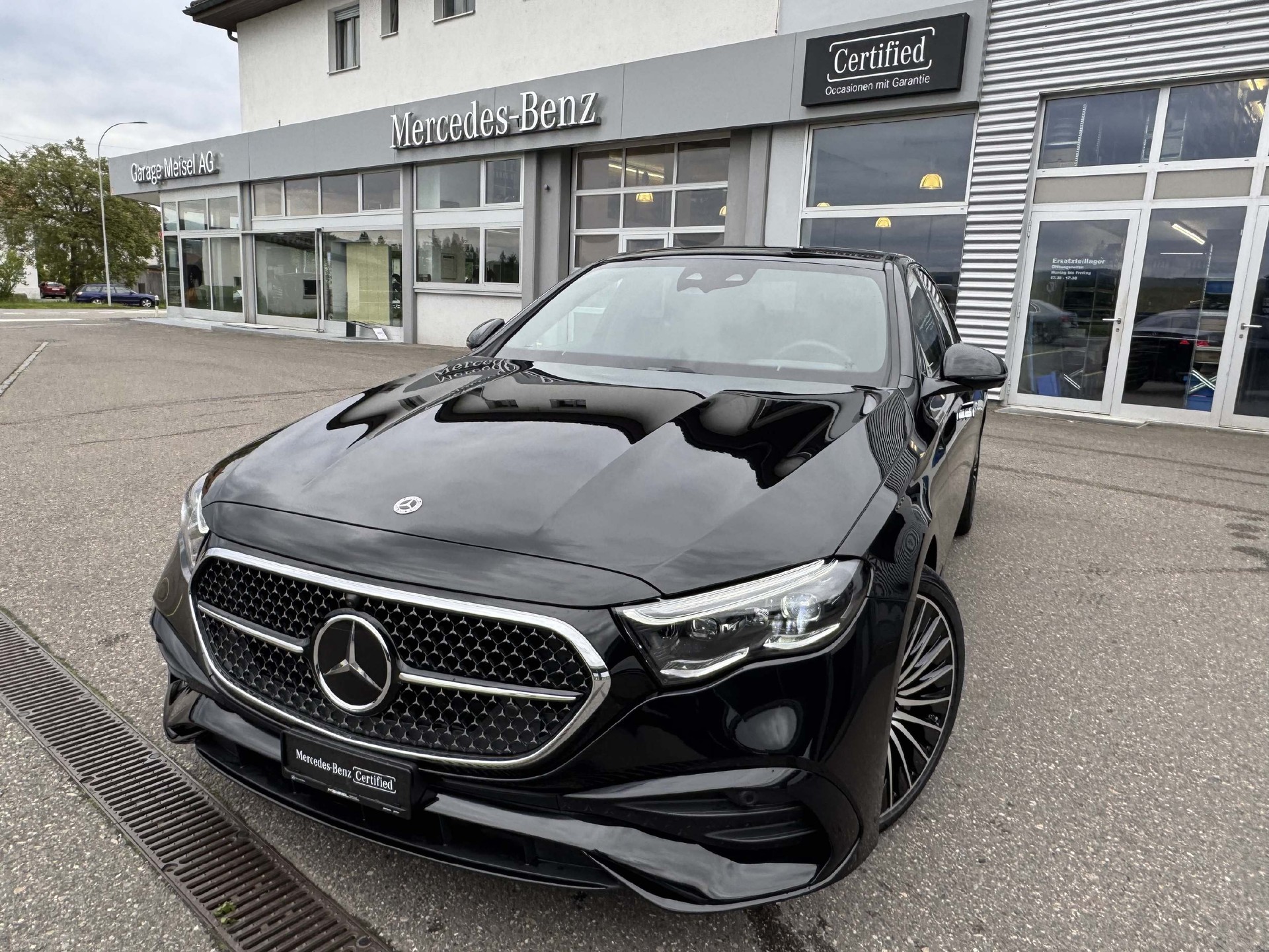 MERCEDES-BENZ E 200 AMG-Line 4Matic-image-1