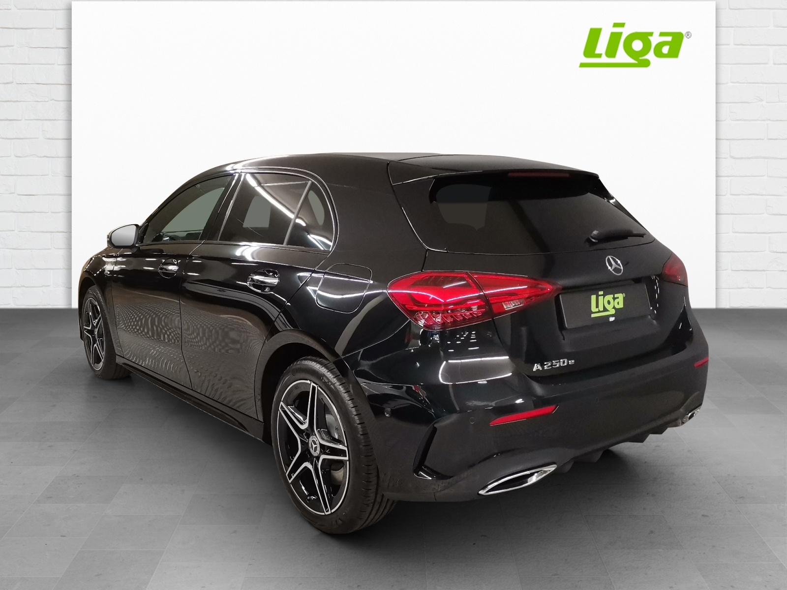 MERCEDES-BENZ A 250 e AMG Line EQ Star-image-3