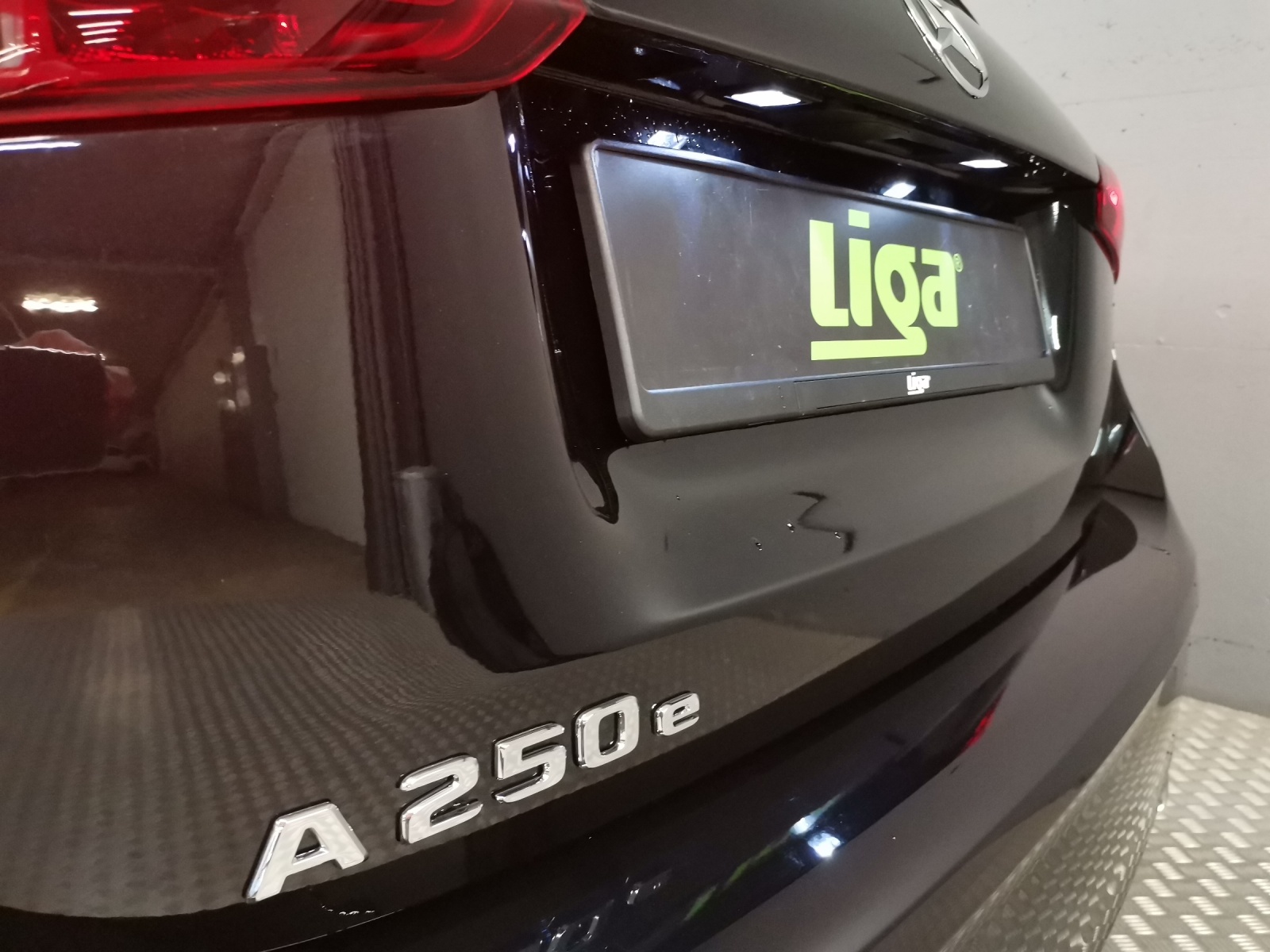 MERCEDES-BENZ A 250 e AMG Line EQ Star-image-15