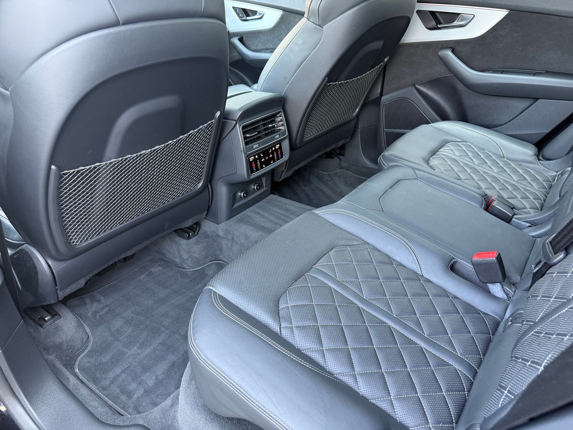 AUDI Q8 55 TFSI quattro tiptronic ***DISTANZREGLER***-image-12