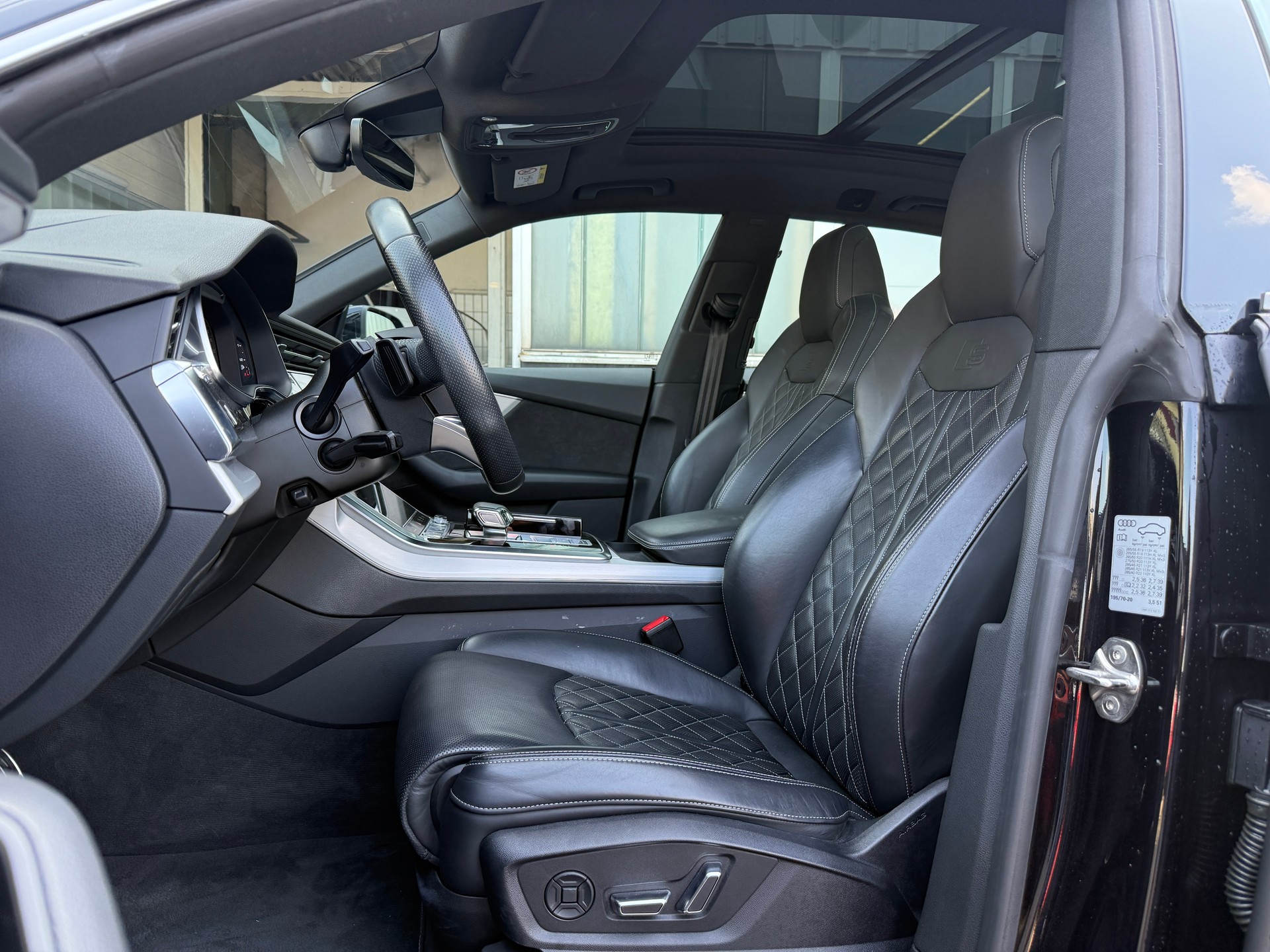 AUDI Q8 55 TFSI quattro tiptronic ***DISTANZREGLER***-image-14