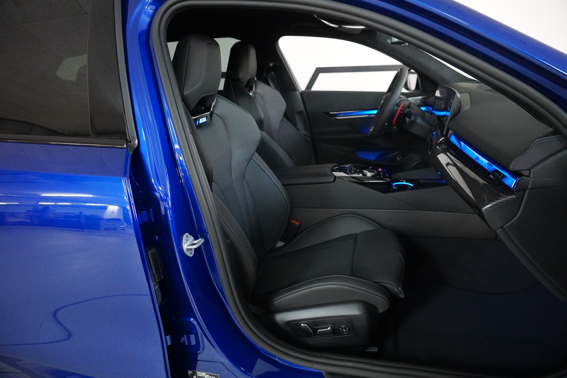 BMW M5 xDrive Touring-image-14