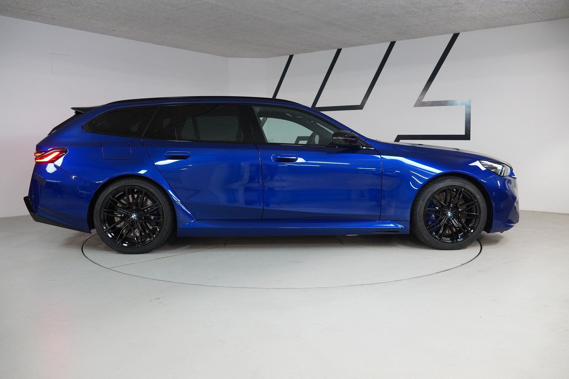 BMW M5 xDrive Touring-image-7