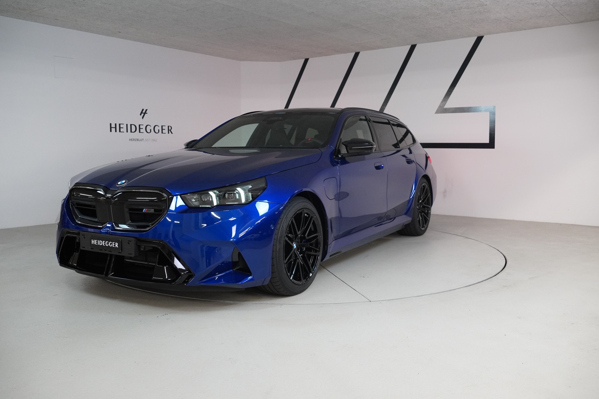 BMW M5 xDrive Touring-image-0