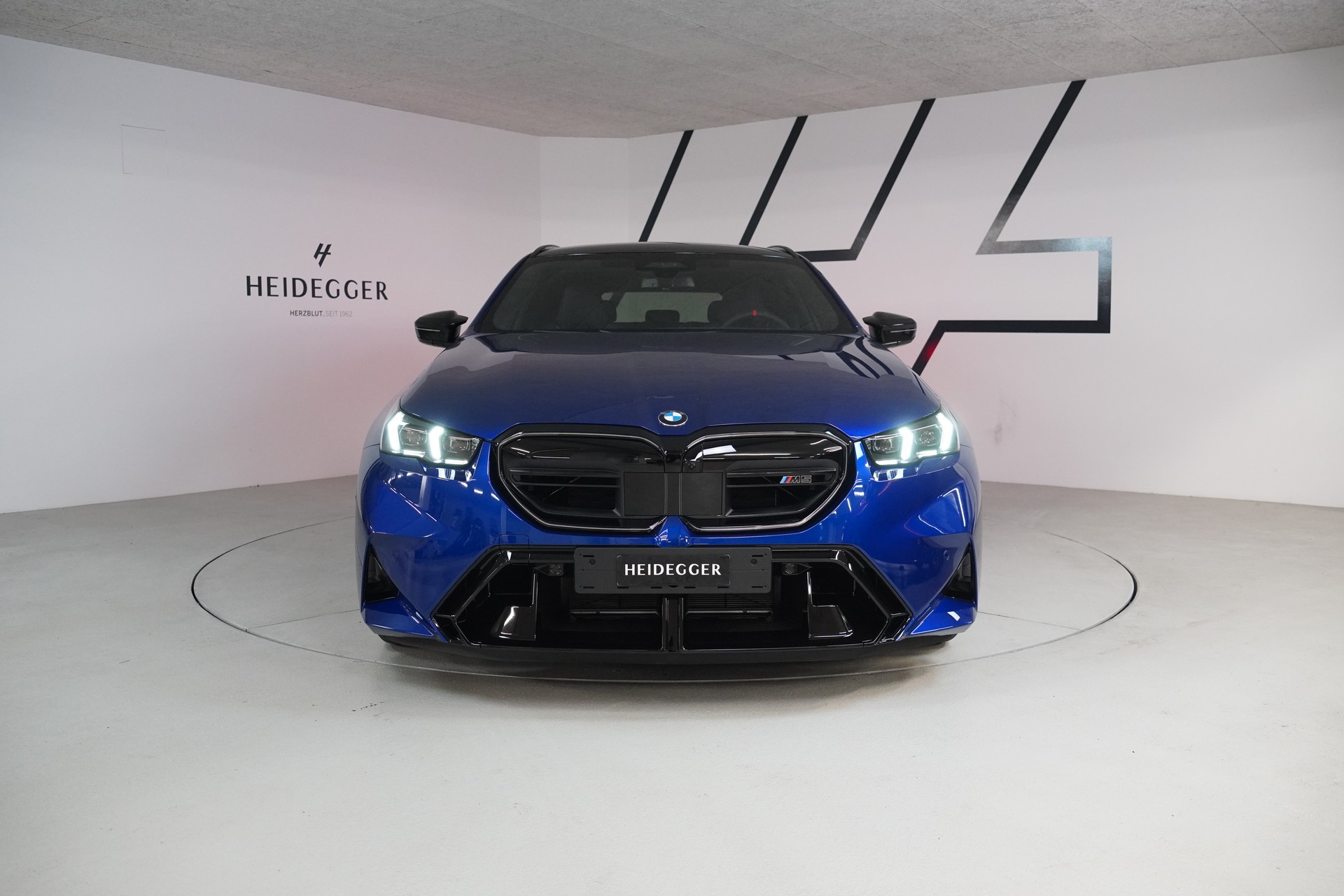 BMW M5 xDrive Touring-image-1