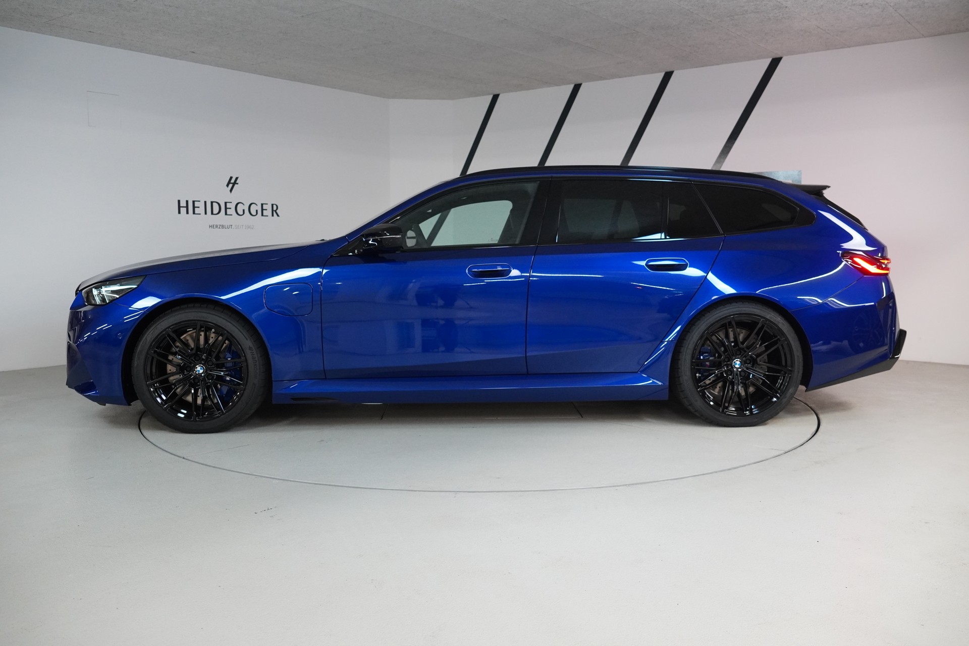 BMW M5 xDrive Touring-image-3