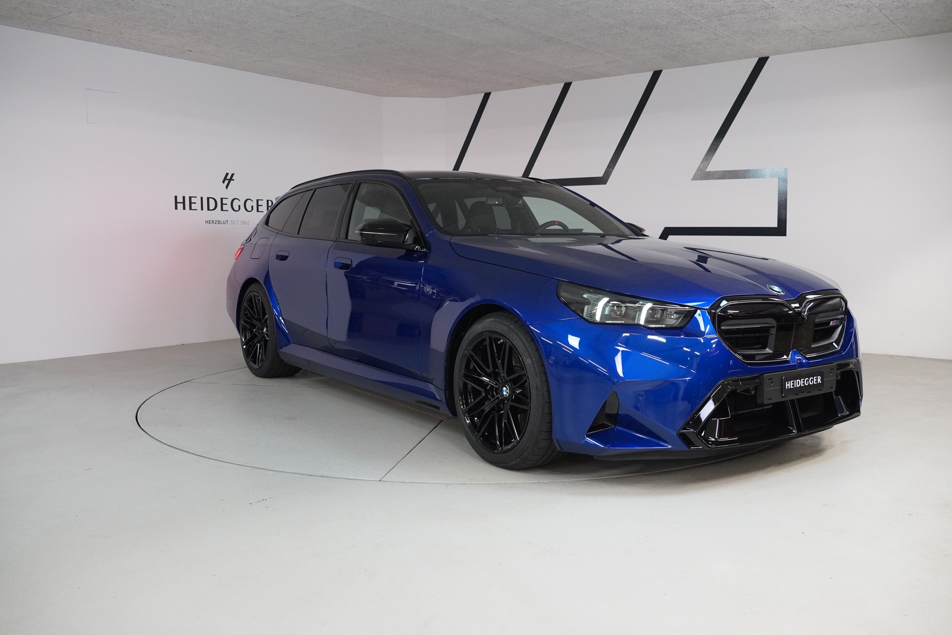 BMW M5 xDrive Touring-image-2