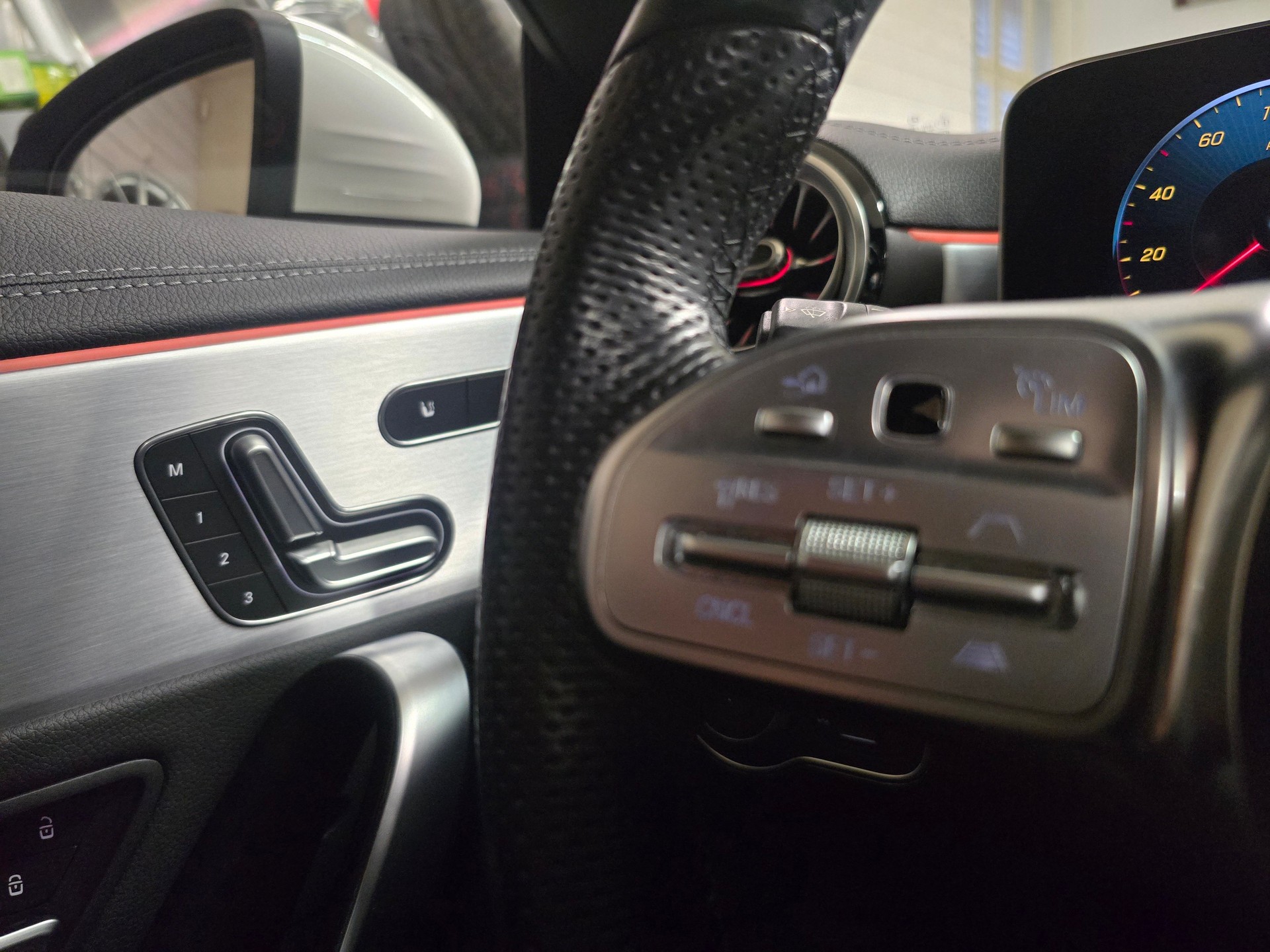MERCEDES-BENZ CLA Shooting Brake 200 AMG Line 7G-DCT-image-13