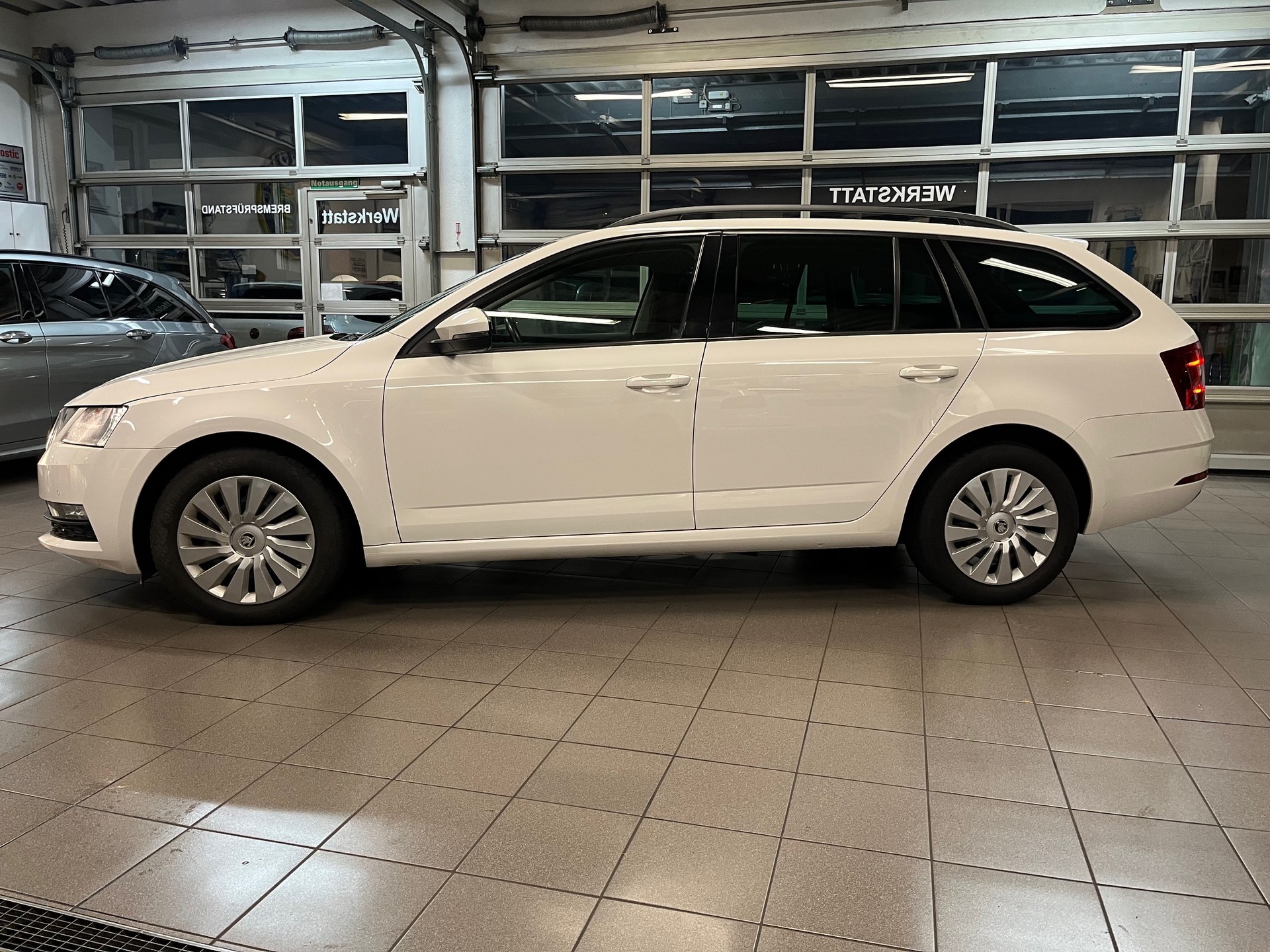 SKODA Octavia Combi 1.4 TSI Ambition DSG-image-4