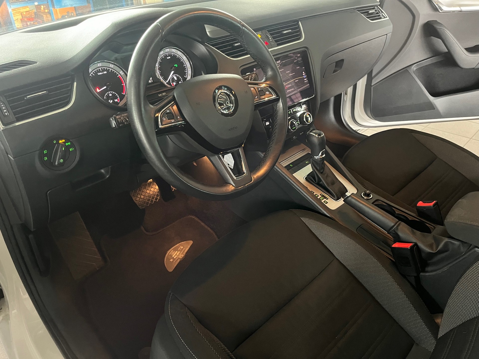SKODA Octavia Combi 1.4 TSI Ambition DSG-image-8