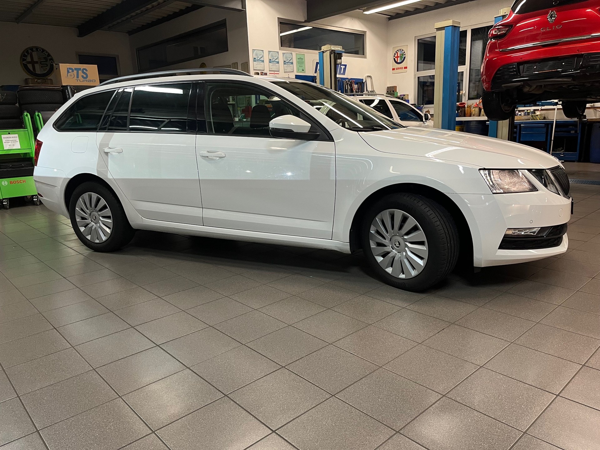 SKODA Octavia Combi 1.4 TSI Ambition DSG-image-1