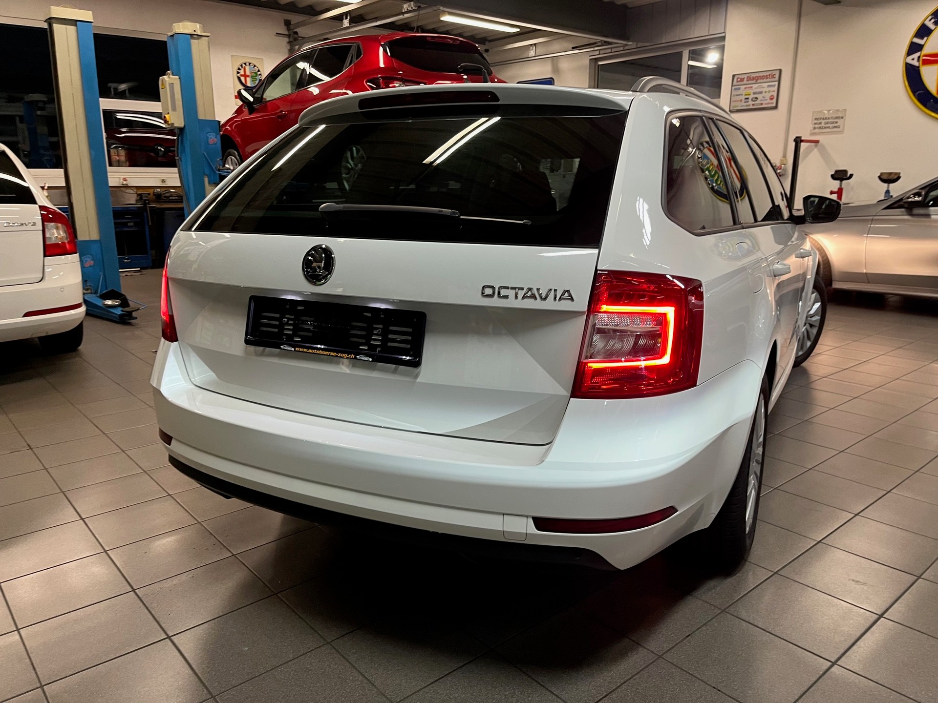SKODA Octavia Combi 1.4 TSI Ambition DSG-image-2