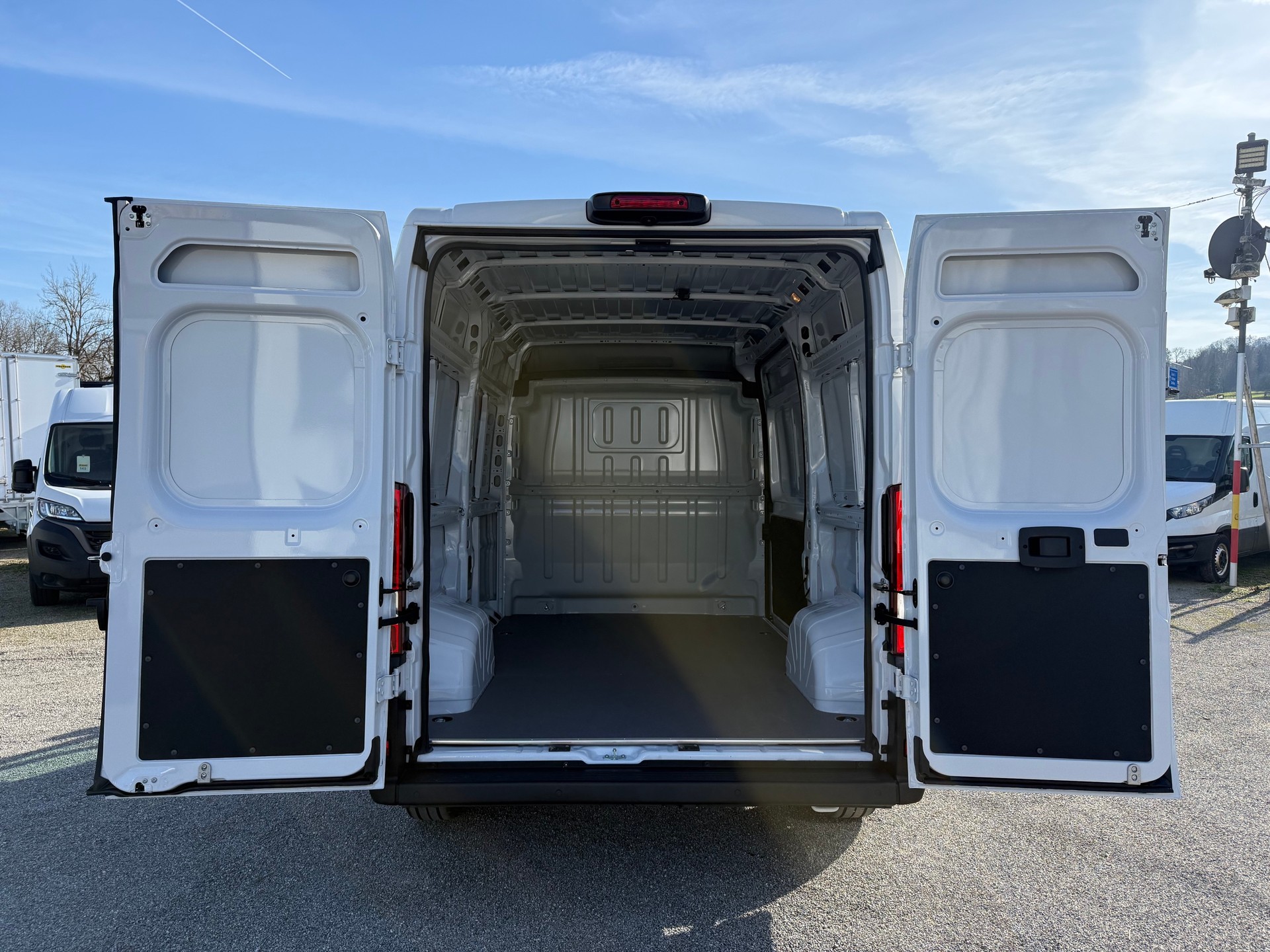 PEUGEOT Boxer 2.2 BlueHDI 140 335 L2H2 Speziell / Camper-image-2