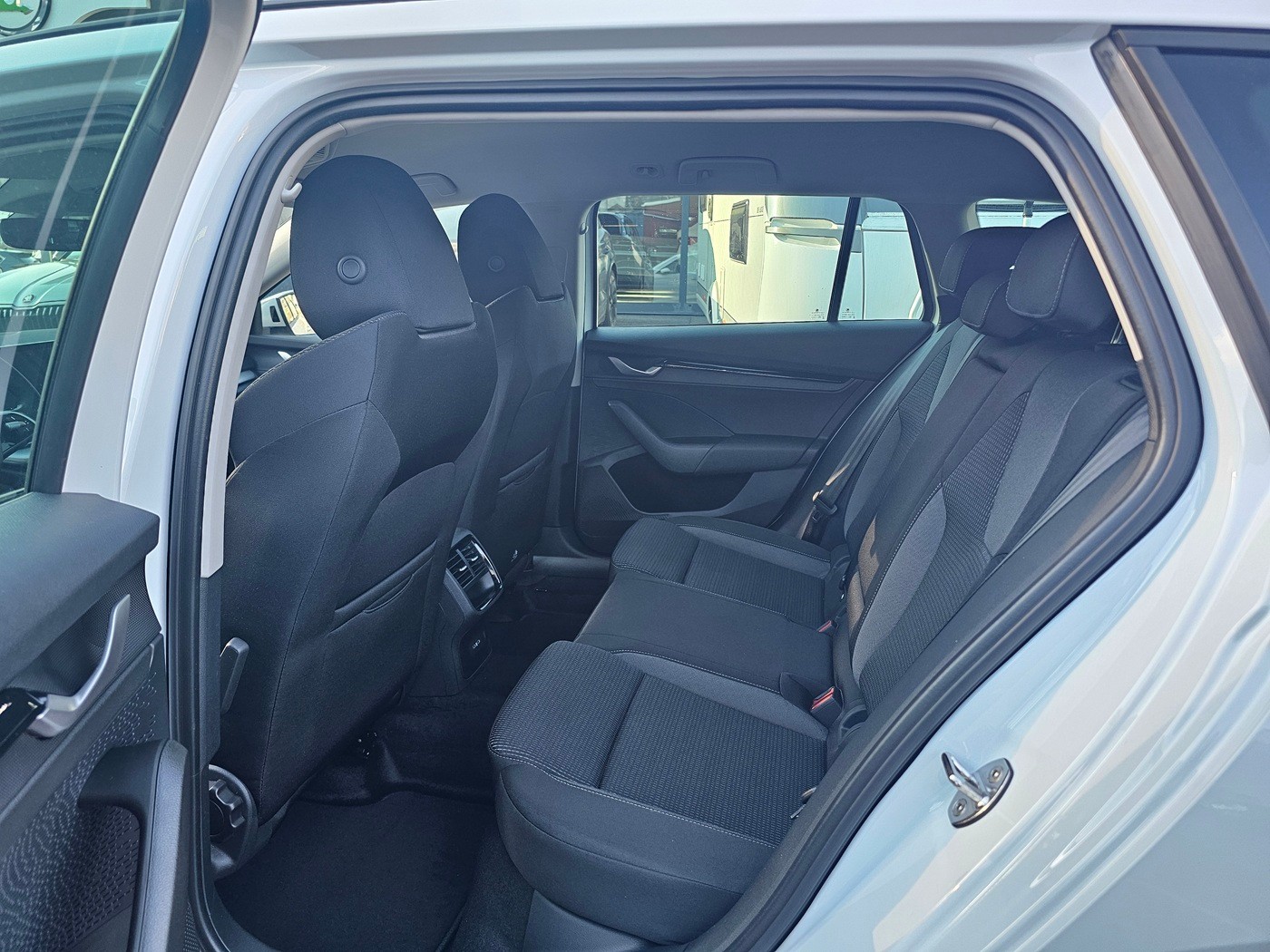SKODA Octavia Combi 2.0 TDI DSG Selection-image-7