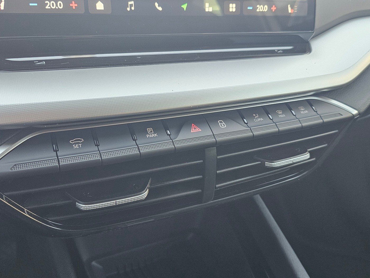 SKODA Octavia Combi 2.0 TDI DSG Selection-image-11