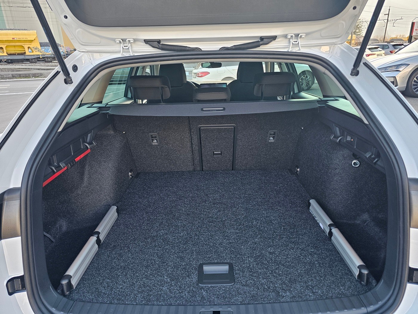 SKODA Octavia Combi 2.0 TDI DSG Selection-image-5