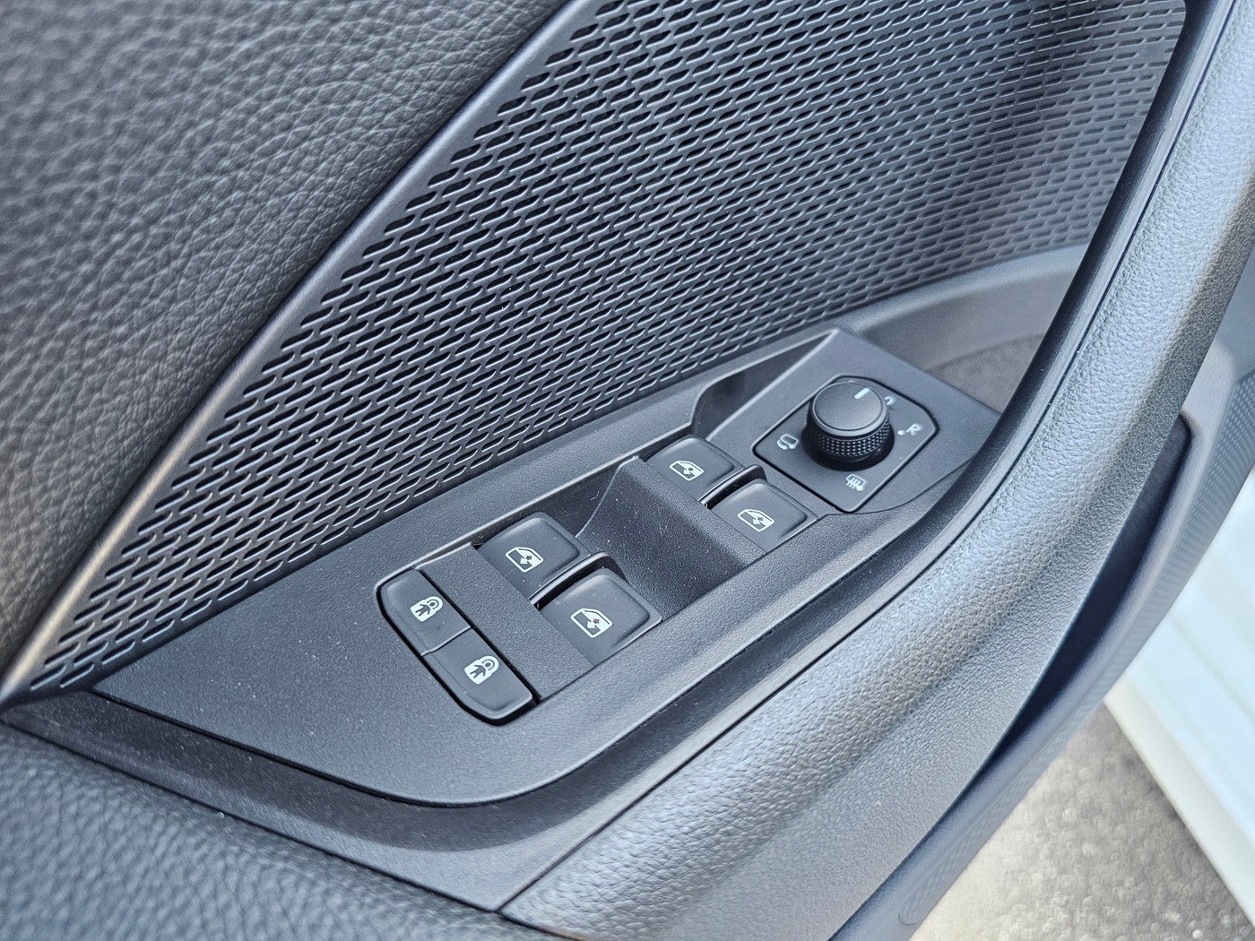 SKODA Octavia Combi 2.0 TDI DSG Selection-image-16
