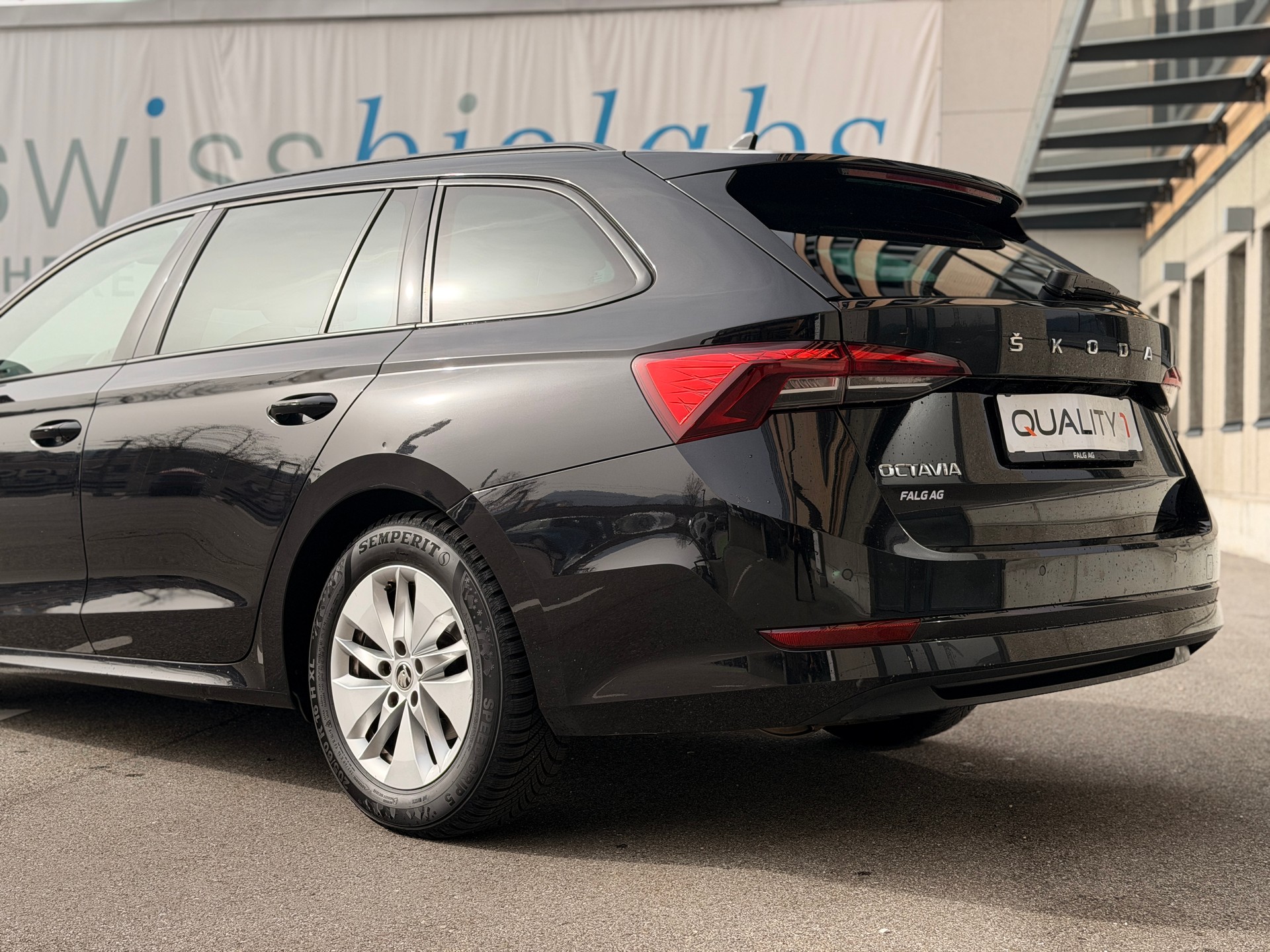 SKODA Octavia Combi 2.0 TDI DSG Ambition-image-13